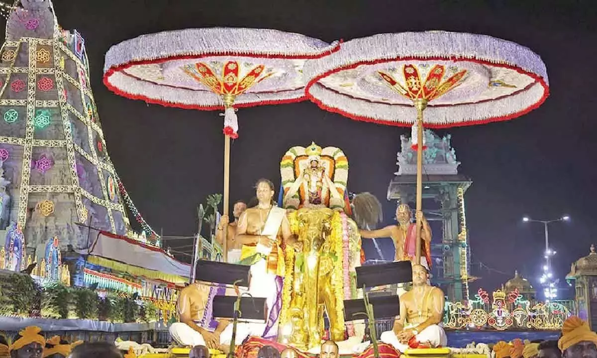 Andhra: हनुमंत वाहन पर श्री राम ने भक्तों को आशीर्वाद दिया Andhra: हनुमंत वाहन पर श्री राम ने भक्तों को आशीर्वाद दिया