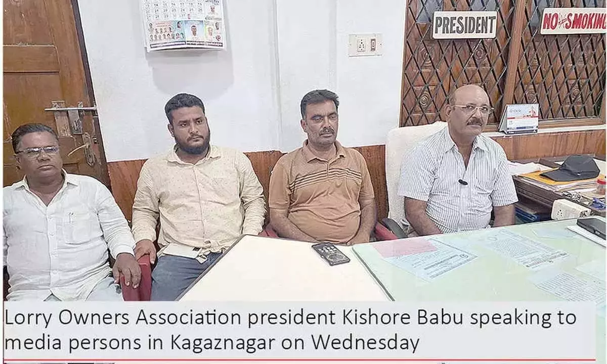 SPM प्रबंधन लॉरी मालिक के खिलाफ झूठा प्रचार कर रहा है: Venna Kishore Babu SPM प्रबंधन लॉरी मालिक के खिलाफ झूठा प्रचार कर रहा है: Venna Kishore Babu