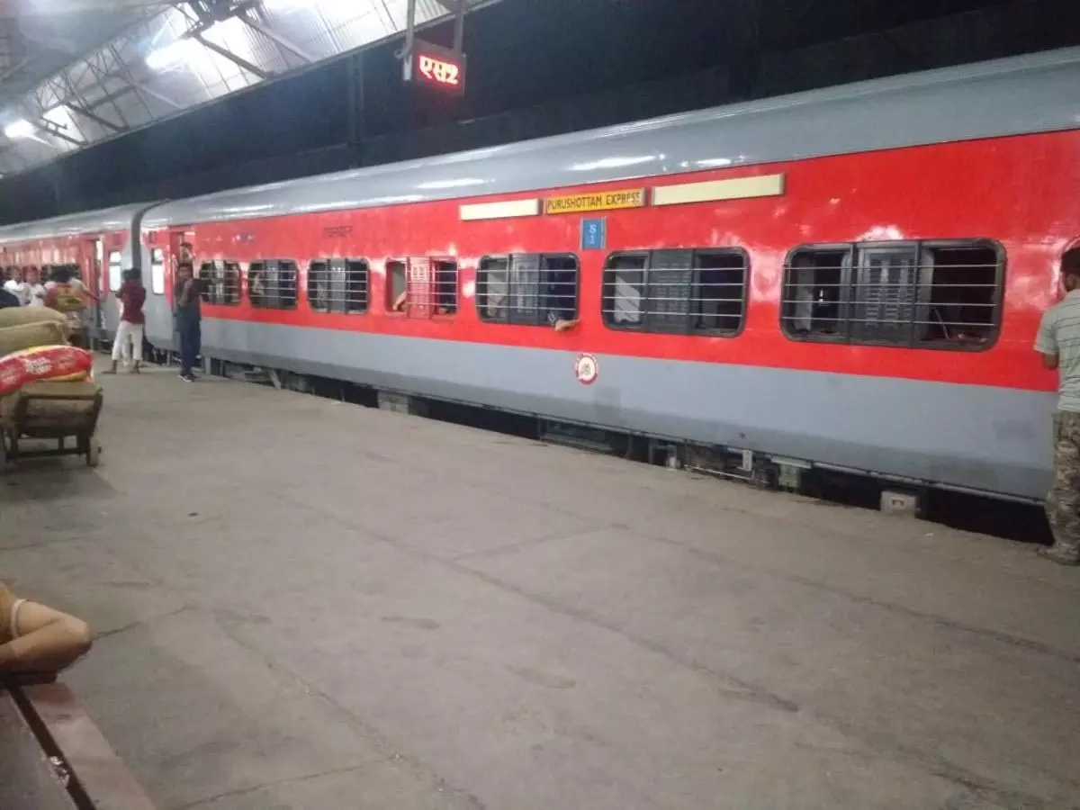 BIG BREAKING: आतंकी विस्फोटकों के साथ ट्रेन में सफर कर रहे हैं...रेलवे अधिकारी अलर्ट हो गए, और फिर... BIG BREAKING: आतंकी विस्फोटकों के साथ ट्रेन में सफर कर रहे हैं...रेलवे अधिकारी अलर्ट हो गए, और फिर...