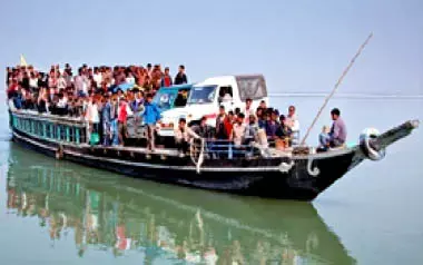 Lakhimpur: ओवरलोडेड नौकाओं और असुरक्षित परिचालन पर कार्रवाई Lakhimpur: ओवरलोडेड नौकाओं और असुरक्षित परिचालन पर कार्रवाई