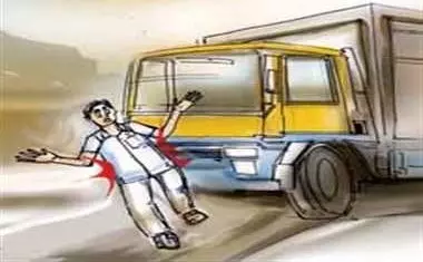 Ghaziabad: तेज रफ्तार केंटर ने छात्र को मारी टक्कर Ghaziabad: तेज रफ्तार केंटर ने छात्र को मारी टक्कर