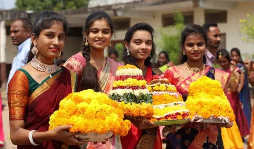 KCR, KTR, Harish ने सद्दुला बथुकम्मा उत्सव पर शुभकामनाएं दीं KCR, KTR, Harish ने सद्दुला बथुकम्मा उत्सव पर शुभकामनाएं दीं