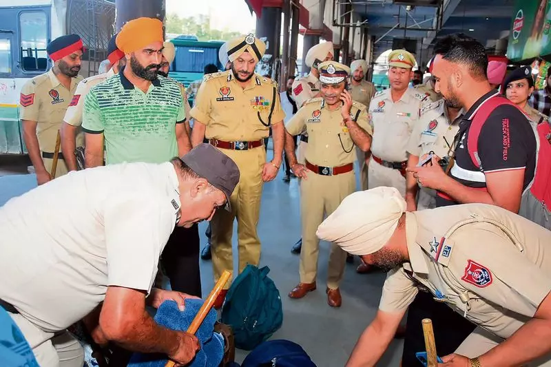 त्यौहारी सीजन और ग्रामीण चुनावों से पहले पुलिस ने Amritsar में तलाशी अभियान चलाया त्यौहारी सीजन और ग्रामीण चुनावों से पहले पुलिस ने Amritsar में तलाशी अभियान चलाया