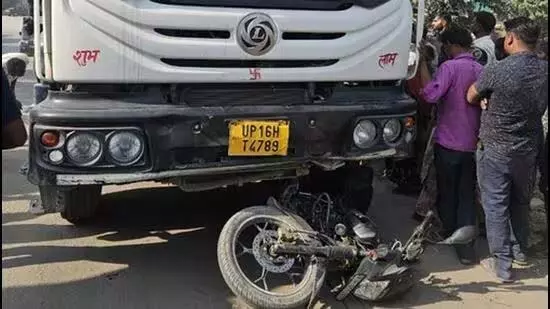 Noida: नोएडा में ट्रक की बाइक से टक्कर में 6 साल की बच्ची की मौत Noida: नोएडा में ट्रक की बाइक से टक्कर में 6 साल की बच्ची की मौत