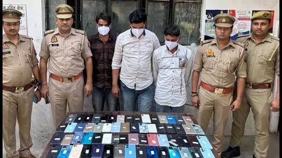 Noida: नोएडा में मुठभेड़ के बाद तीन मोबाइल स्नैचर गिरफ्तार Noida: नोएडा में मुठभेड़ के बाद तीन मोबाइल स्नैचर गिरफ्तार