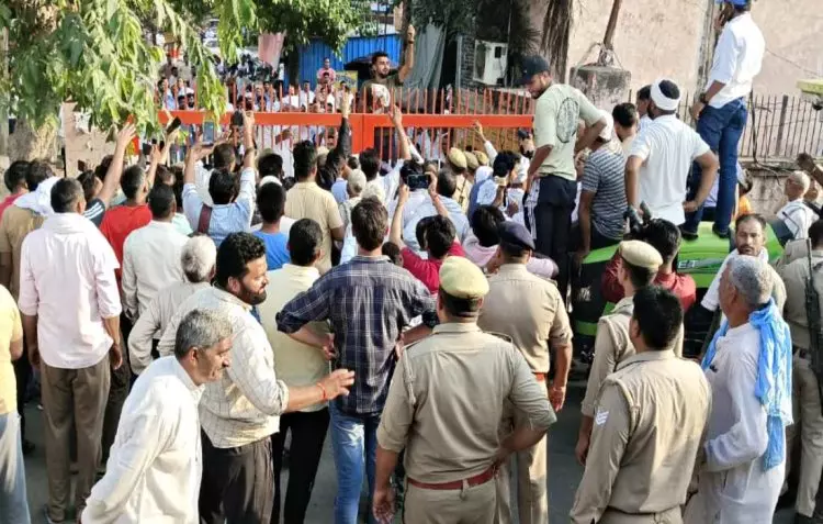 Shamli: बकाया गन्ना भुगतान की मांग को लेकर धरने पर बैठे किसान Shamli: बकाया गन्ना भुगतान की मांग को लेकर धरने पर बैठे किसान
