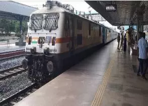 Damoh:120 किमी की रफ्तार से ट्रेन दौड़ाकर थर्ड लाइन का निरीक्षण अधिकारियों ने किया Damoh:120 किमी की रफ्तार से ट्रेन दौड़ाकर थर्ड लाइन का निरीक्षण अधिकारियों ने किया