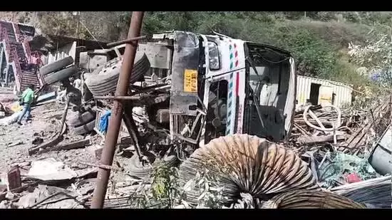 Himachal: हिमाचल के सोलन में बस पलटने से 30 यात्री घायल Himachal: हिमाचल के सोलन में बस पलटने से 30 यात्री घायल