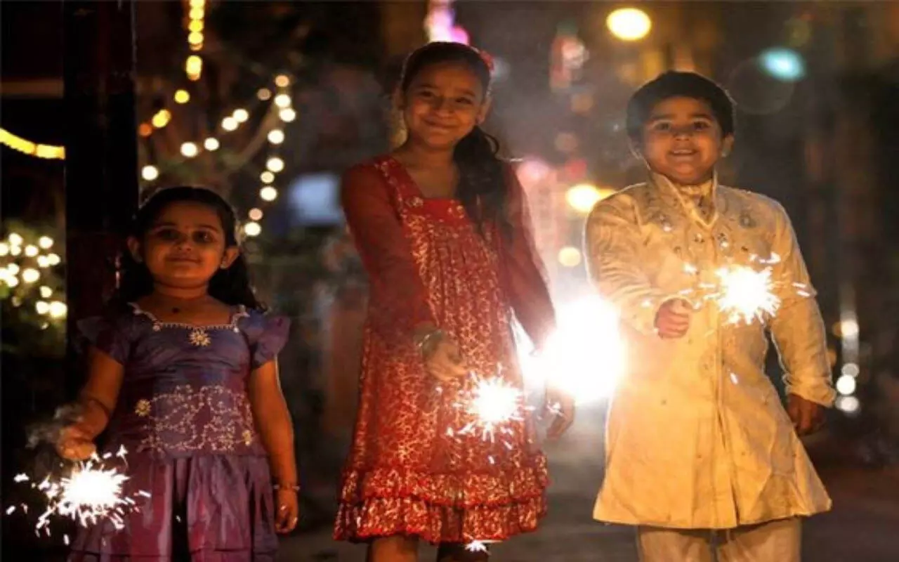 Diwali पर बच्चों का खास ख्याल रखें पटाखे जलाते समय इन गलतियों से बचे