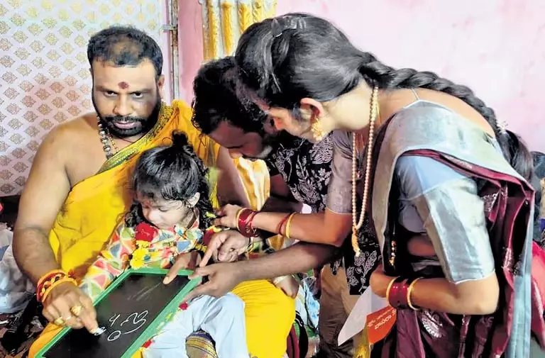 Telangana: बसारा मंदिर में 25,000 श्रद्धालुओं ने किया विशेष अनुष्ठान Telangana: बसारा मंदिर में 25,000 श्रद्धालुओं ने किया विशेष अनुष्ठान