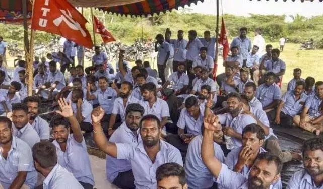 सैमसंग ने कर्मचारियों की अधिकतर मांगें मान ली तमिलनाडु सरकार, हड़ताल का दूसरा महीना शुरू सैमसंग ने कर्मचारियों की अधिकतर मांगें मान ली तमिलनाडु सरकार, हड़ताल का दूसरा महीना शुरू