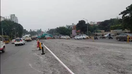PMC ने अहमदनगर रोड पर 300 मीटर लंबे बीआरटीएस हिस्से को ध्वस्त किया PMC ने अहमदनगर रोड पर 300 मीटर लंबे बीआरटीएस हिस्से को ध्वस्त किया