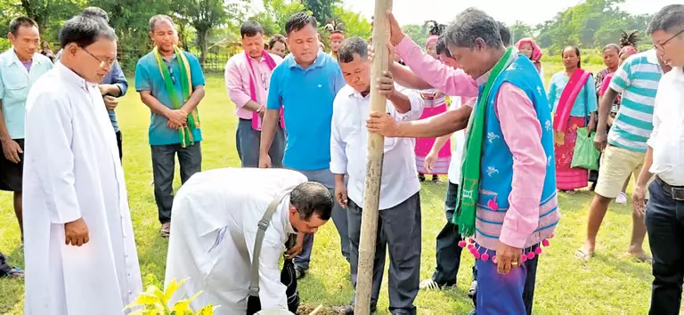 Assam : पश्चिम कार्बी आंगलोंग में वांगला उत्सव के लिए लाई खुटा बनाया गया Assam : पश्चिम कार्बी आंगलोंग में वांगला उत्सव के लिए लाई खुटा बनाया गया