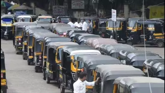 Pune: ऑटो चालकों ने यात्रियों को प्रीपेड सुविधा का उपयोग करने से रोका Pune: ऑटो चालकों ने यात्रियों को प्रीपेड सुविधा का उपयोग करने से रोका