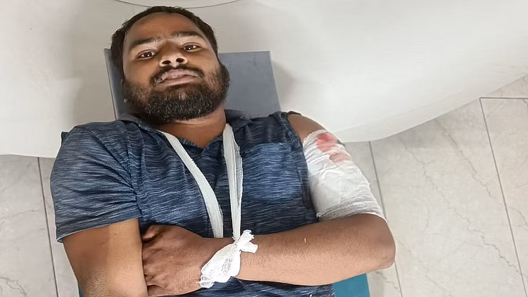 Meerut: मोबाइल टावर में डकैती, ग्रामीणों और बदमाशों के बीच फायरिंग Meerut: मोबाइल टावर में डकैती, ग्रामीणों और बदमाशों के बीच फायरिंग