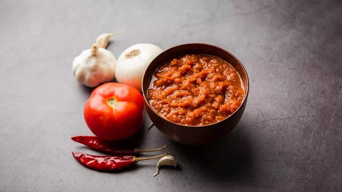 सूखी लाल मिर्च और लहसुन से बनी चटनी आपके खाने में इतना स्वाद ला देती सूखी लाल मिर्च और लहसुन से बनी चटनी आपके खाने में इतना स्वाद ला देती