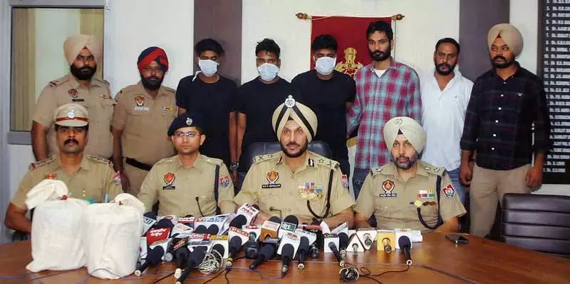 Punjab: 5 किलो हेरोइन, 3.95 लाख रुपये जब्त, तीन गिरफ्तार Punjab: 5 किलो हेरोइन, 3.95 लाख रुपये जब्त, तीन गिरफ्तार