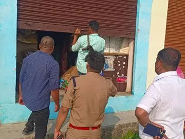 Jaunpur: लखउवां बाजार के एक घर से 10 कुंतल अवैध पटाखा बरामद Jaunpur: लखउवां बाजार के एक घर से 10 कुंतल अवैध पटाखा बरामद