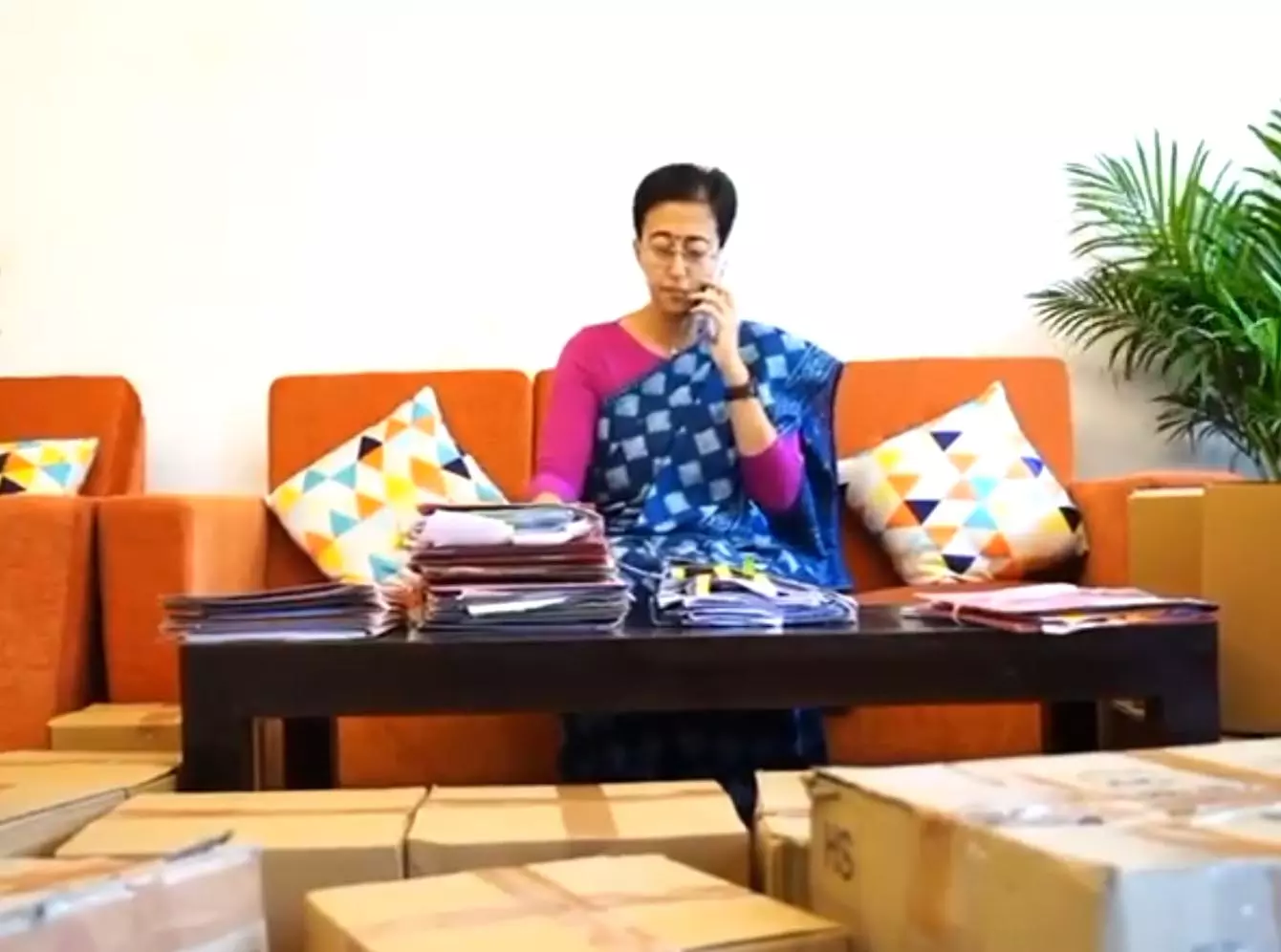 पैक किए गए सामान के बीच फाइल पर हस्ताक्षर, CM का हैरान करने वाला VIDEO पैक किए गए सामान के बीच फाइल पर हस्ताक्षर, CM का हैरान करने वाला VIDEO