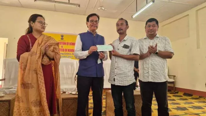 Kokrajhar: उरखाओ ग्वारा ने दुर्गा समितियों को वित्तीय सहायता वितरित Kokrajhar: उरखाओ ग्वारा ने दुर्गा समितियों को वित्तीय सहायता वितरित