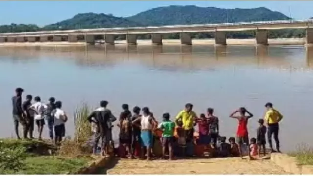 Odisha के ढेंकनाल जिले में पिता की मौजूदगी में युवक ने नदी में छलांग लगा दी Odisha के ढेंकनाल जिले में पिता की मौजूदगी में युवक ने नदी में छलांग लगा दी