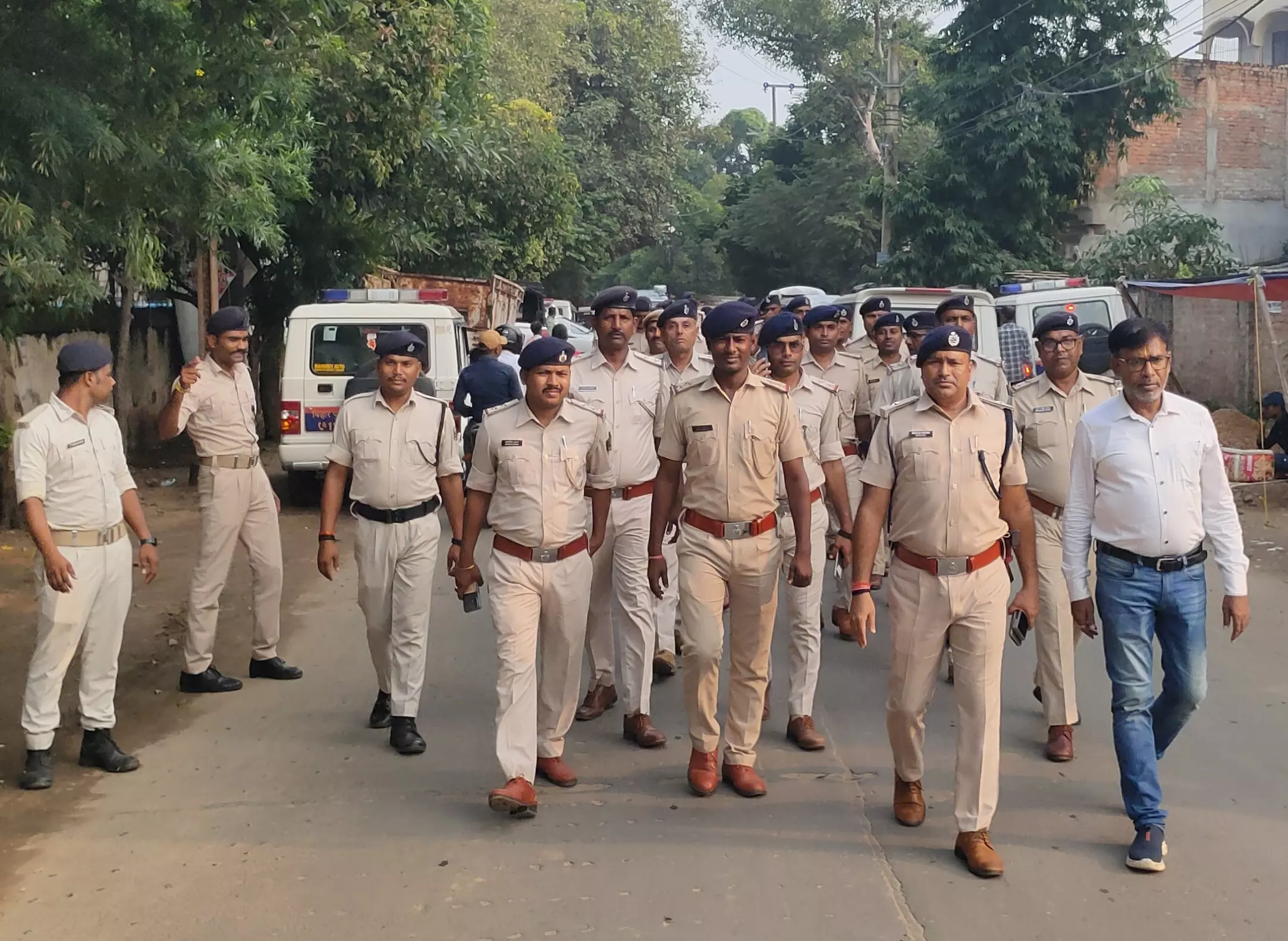 Ranchi : दुर्गा पूजा को लेकर रांची पुलिस ने किया फ्लैग मार्च Ranchi : दुर्गा पूजा को लेकर रांची पुलिस ने किया फ्लैग मार्च