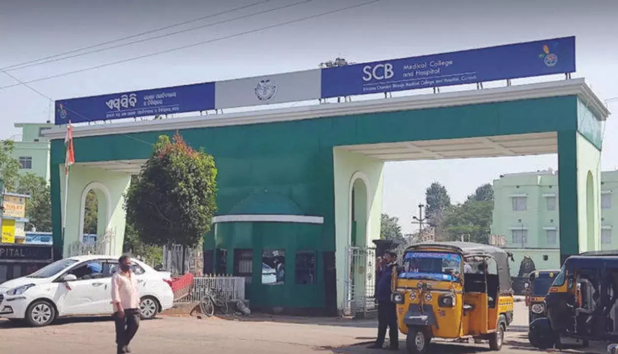 ओडिशा: SCB स्टाफ हेपेटाइटिस मरीज से रिश्वत लेते पकड़ा गया ओडिशा: SCB स्टाफ हेपेटाइटिस मरीज से रिश्वत लेते पकड़ा गया