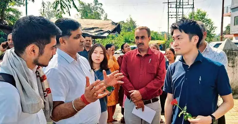 Himachal: जापानी टीम किसानों को मशरूम उगाने में मदद कर रही ,ताकि उनकी आय बढ़े Himachal: जापानी टीम किसानों को मशरूम उगाने में मदद कर रही ,ताकि उनकी आय बढ़े