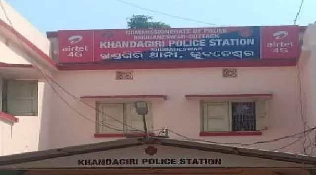 भुवनेश्वर पुलिस स्टेशन: नशे में धुत महिला ने Policemen से की बदसलूकी भुवनेश्वर पुलिस स्टेशन: नशे में धुत महिला ने Policemen से की बदसलूकी