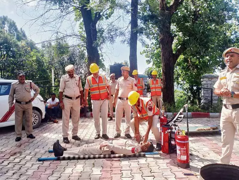 Himachal: भूकंप बचाव एवं राहत कार्यों की तैयारी के लिए मॉक ड्रिल आयोजित Himachal: भूकंप बचाव एवं राहत कार्यों की तैयारी के लिए मॉक ड्रिल आयोजित