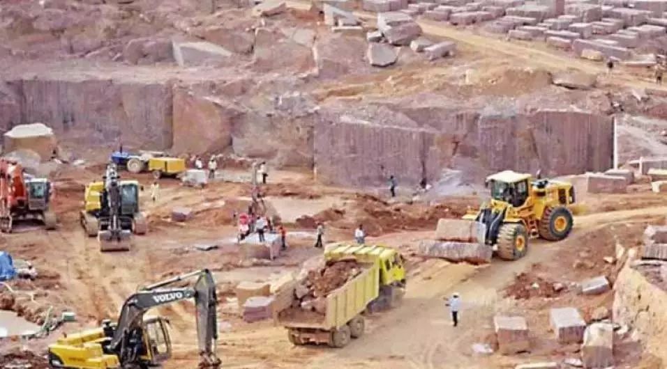 Andhra Pradesh: आदिवासी महिलाओं ने ग्रेनाइट खदान के विरोध में प्रदर्शन किया Andhra Pradesh: आदिवासी महिलाओं ने ग्रेनाइट खदान के विरोध में प्रदर्शन किया
