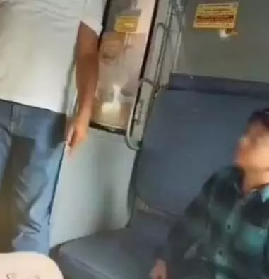 टीचर गालीबाज, थाने पहुंचे छात्र के परिजन टीचर गालीबाज, थाने पहुंचे छात्र के परिजन