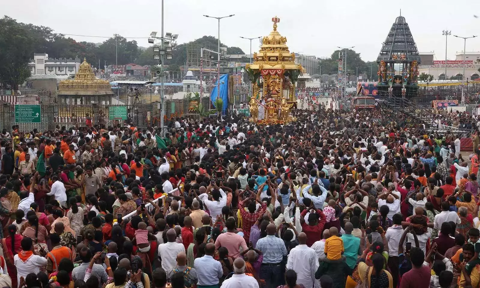 Andhra: भगवान मलयप्पा ने गज वाहनम पर भक्तों को रोमांचित किया Andhra: भगवान मलयप्पा ने गज वाहनम पर भक्तों को रोमांचित किया