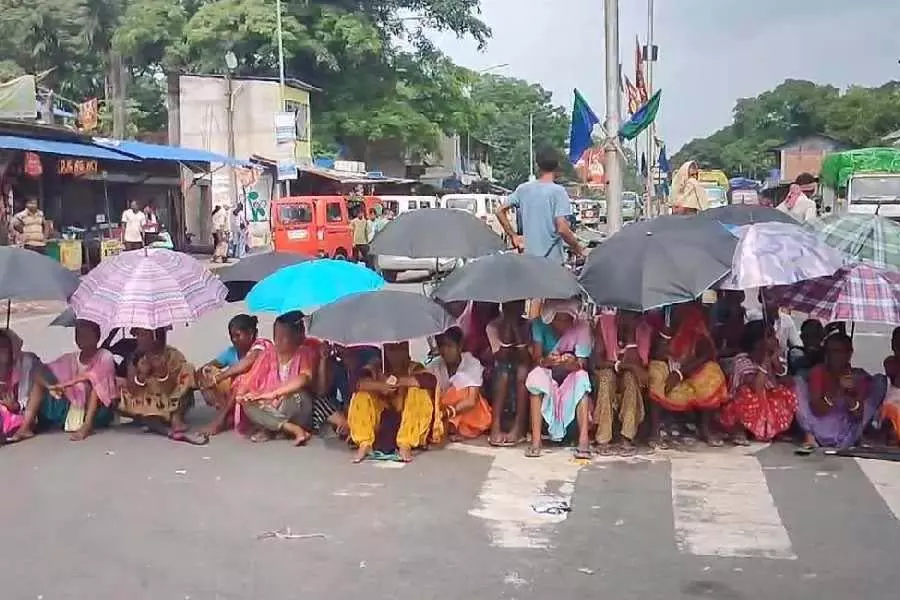 Jalpaiguri के तोतापारा चाय बागान के श्रमिकों ने बकाया भुगतान न किए जाने पर राजमार्ग जाम Jalpaiguri के तोतापारा चाय बागान के श्रमिकों ने बकाया भुगतान न किए जाने पर राजमार्ग जाम