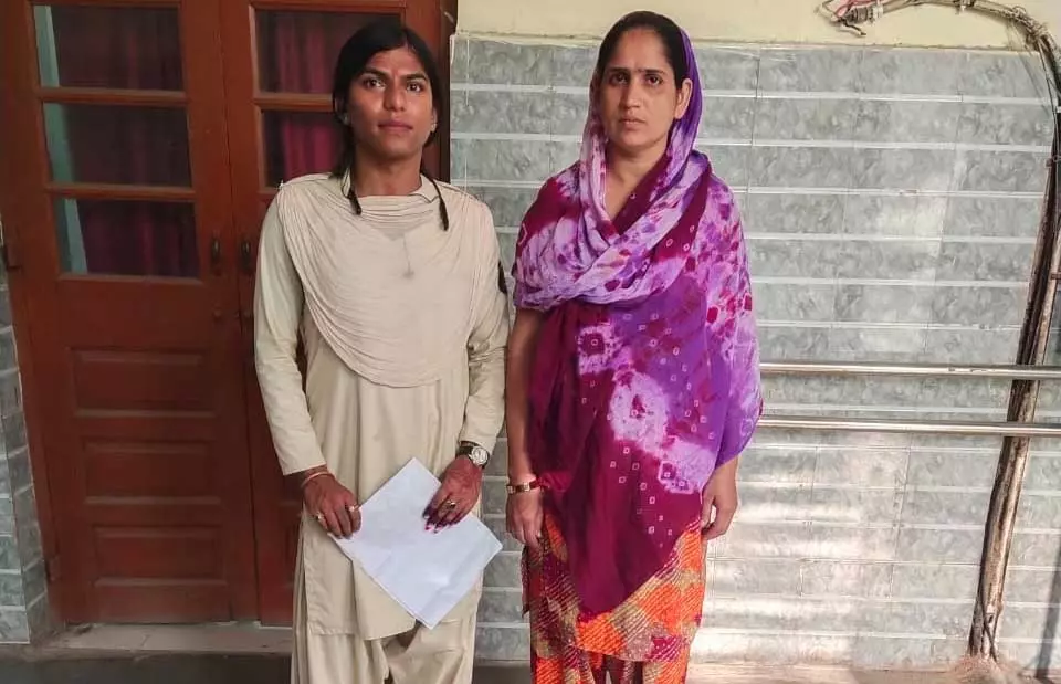 गोलबाजार पुलिस ने शराब बेच रही महिला को पकड़ा गोलबाजार पुलिस ने शराब बेच रही महिला को पकड़ा