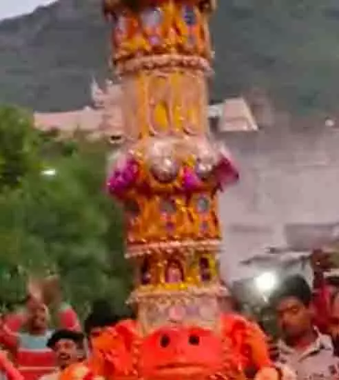 दशहरे पर्व पर Aadarsh Yadav सिंदूरी चोला और वीर हनुमान का मुखौटा करेंगे धारण दशहरे पर्व पर Aadarsh Yadav सिंदूरी चोला और वीर हनुमान का मुखौटा करेंगे धारण