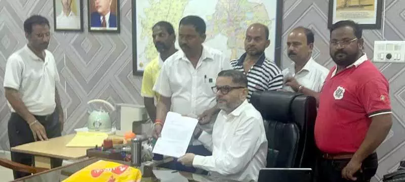 बिजली आपूर्ति में कटौती को लेकर JCT कर्मचारियों ने SDM से की मुलाकात बिजली आपूर्ति में कटौती को लेकर JCT कर्मचारियों ने SDM से की मुलाकात