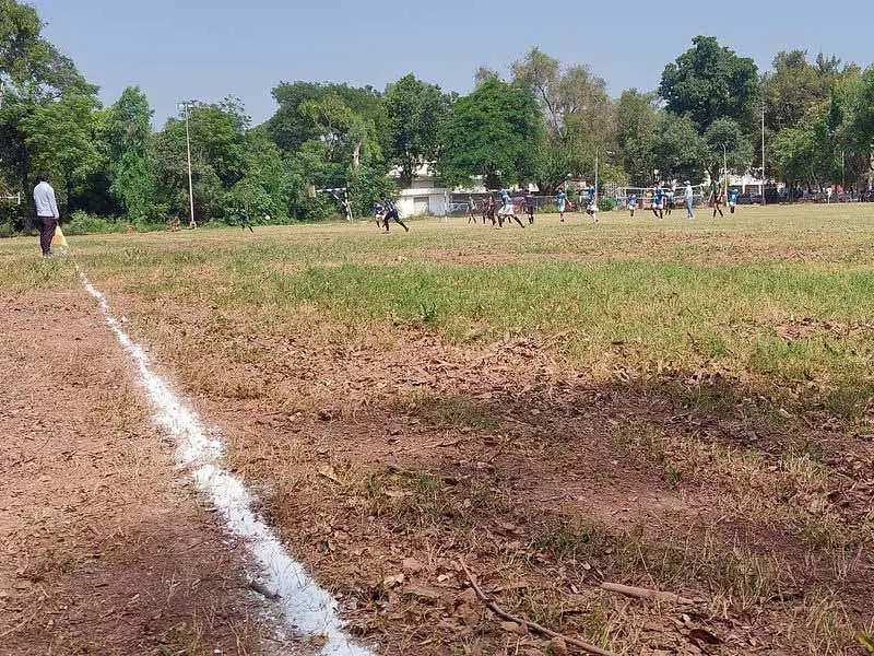 Chandigarh: विश्व स्तरीय बुनियादी ढांचे का दावा विफल, खराब मैदान पर फुटबॉल टूर्नामेंट का आयोजन Chandigarh: विश्व स्तरीय बुनियादी ढांचे का दावा विफल, खराब मैदान पर फुटबॉल टूर्नामेंट का आयोजन
