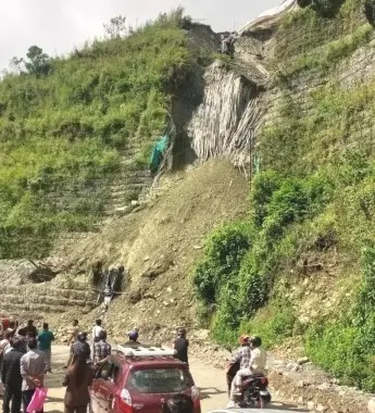 Sikkim : पाकयोंग हवाई अड्डे की दीवार से फिर भूस्खलन Sikkim : पाकयोंग हवाई अड्डे की दीवार से फिर भूस्खलन
