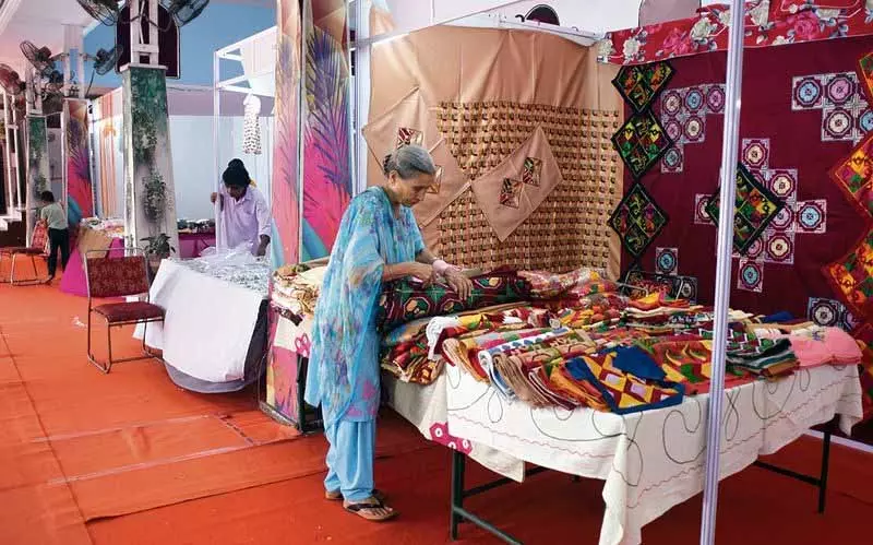 Ludhiana: शिल्प बाज़ार में ‘असली भारत’ के उत्पादों को खरीदने वालों की संख्या कम Ludhiana: शिल्प बाज़ार में ‘असली भारत’ के उत्पादों को खरीदने वालों की संख्या कम