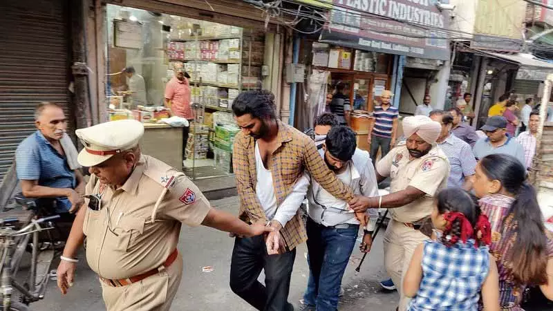 दुकानदारों ने GST अधिकारी बनकर घूम रहे तीन बदमाशों को पकड़ा दुकानदारों ने GST अधिकारी बनकर घूम रहे तीन बदमाशों को पकड़ा