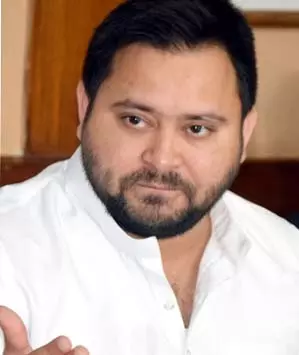 तेजस्वी ने Bihar से मजदूरों के बड़े पैमाने पर पलायन के लिए नीतीश सरकार की आलोचना की तेजस्वी ने Bihar से मजदूरों के बड़े पैमाने पर पलायन के लिए नीतीश सरकार की आलोचना की