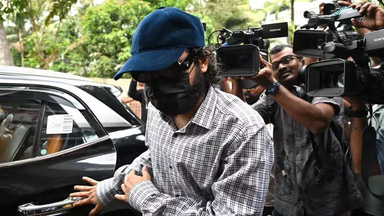 Kerala: पुलिस ने नशाखोरी के मामले में श्रीनाथ भासी से पूछताछ की Kerala: पुलिस ने नशाखोरी के मामले में श्रीनाथ भासी से पूछताछ की