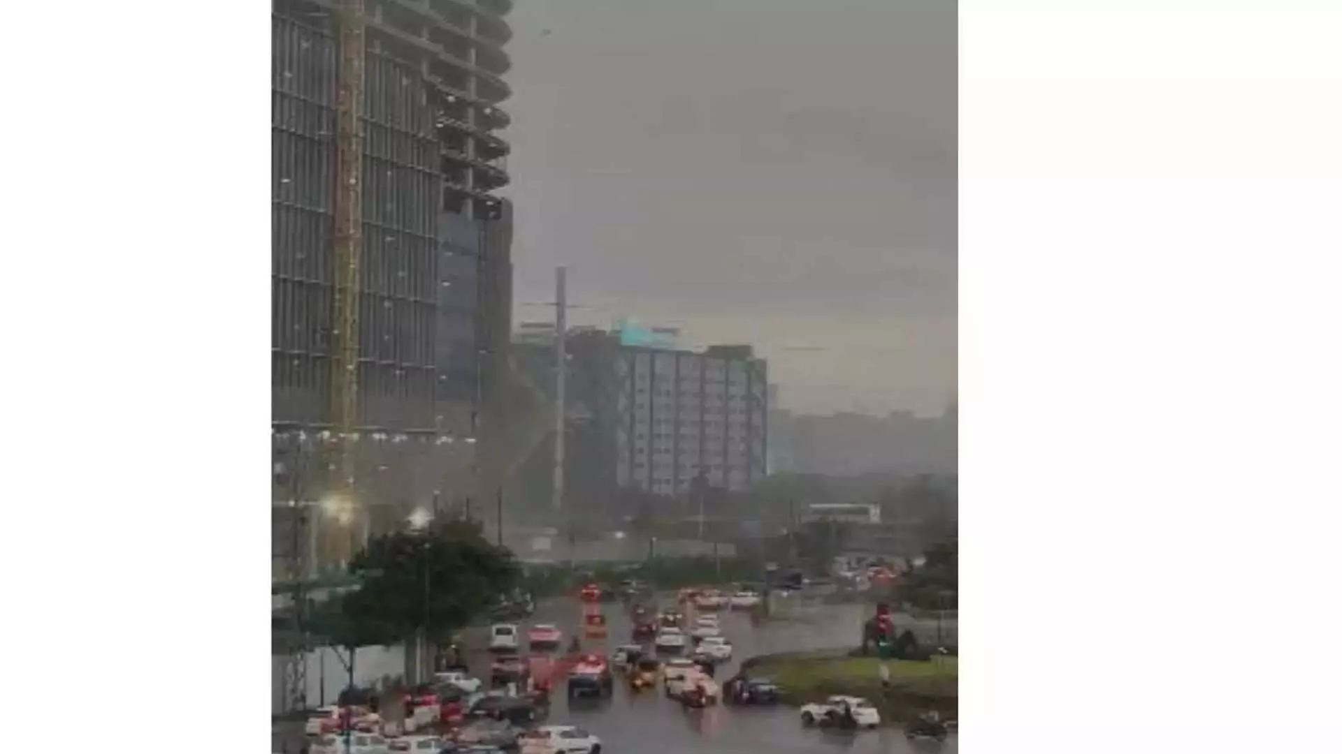 Cyberabad के कुछ इलाकों में अचानक बारिश हुई Cyberabad के कुछ इलाकों में अचानक बारिश हुई