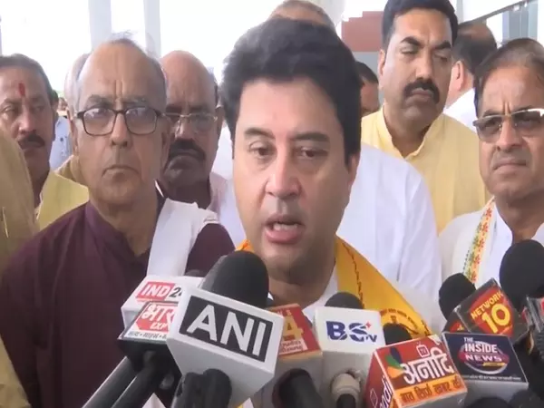 सिंधिया ने MP की महिलाओं से राउत को उनकी लाडली बहना योजना टिप्पणी पर करारा जवाब देने का अनुरोध किया सिंधिया ने MP की महिलाओं से राउत को उनकी लाडली बहना योजना टिप्पणी पर करारा जवाब देने का अनुरोध किया