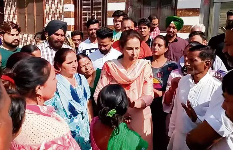 Dr. Navjot Kaur Sidhu ने पार्टी कार्यकर्ताओं से मुलाकात की Dr. Navjot Kaur Sidhu ने पार्टी कार्यकर्ताओं से मुलाकात की