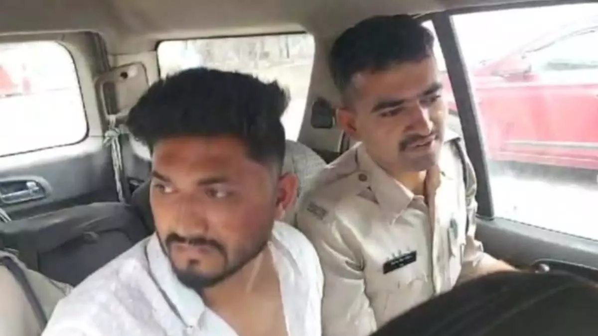 गरबा आयोजन के बीच मुस्लिम युवक ने ली एंट्री, फिर मामलें में हुआ नया खुलासा गरबा आयोजन के बीच मुस्लिम युवक ने ली एंट्री, फिर मामलें में हुआ नया खुलासा