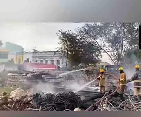 Thoothukudi में रेलवे विस्तार कार्यस्थल पर लगी आग Thoothukudi में रेलवे विस्तार कार्यस्थल पर लगी आग