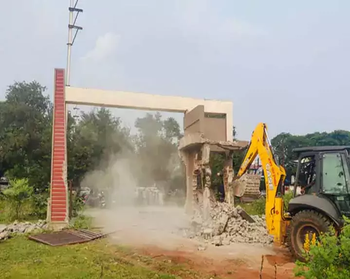 CG के अवैध प्लॉटिंग पर प्रशासन ने चलाया बुलडोजर CG के अवैध प्लॉटिंग पर प्रशासन ने चलाया बुलडोजर
