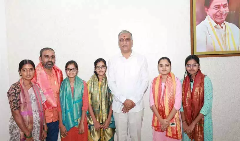 सिद्दीपेट दंपति की चार बेटियों ने छह साल में MBBS पास किया सिद्दीपेट दंपति की चार बेटियों ने छह साल में MBBS पास किया